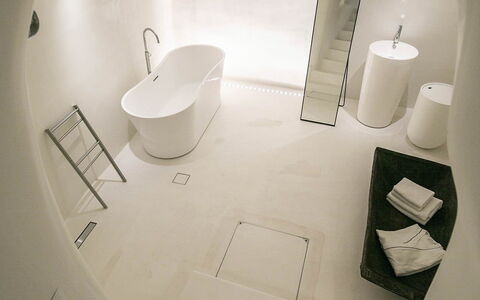 Kameni: Sol, Design Intérieur, Sol, Plafond, Baignoire, Salle De Bains, Conception, Luminaire, Plâtre, Luminaire Plomberie