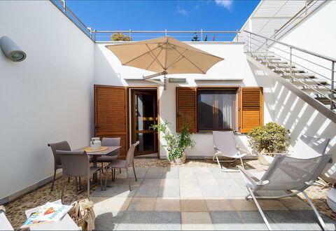 Mulberry House: Meubles, Chaise, Sol, Mobilier De Jardin, Appartement, Pot De Fleur, Plante D'Appartement, Ombre, Balcon, Tache De Bois