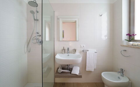 Sun Stone: Salle De Bains, Luminaire Plomberie, Design Intérieur, Mur, Lavabo, Sol, Sol, Évier, Toilette, Robinet