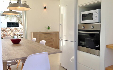 Nure Villa 2: Meubles, Design Intérieur, Sol, Sol, Comptoir, Cuisine, Cabinetry, Chaise, Bois, Luminaire