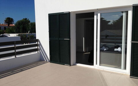 Nure Villa 2: Accueil Porte, Balcon, Ombre, Verre, Couvre-Fenêtres, Daylighting, Aluminium