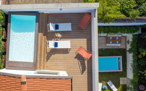 The Ivy Penthouse: Piscine, Composite, Loisir, Mobilier De Jardin, Recours, Tache De Bois, Eco Hôtel, Ombre, Chaise, Plate-Forme
