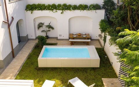 Jacaranda House: Piscine, Composite, Jardin, Loisir, Aménagement Paysager, Arrière-Cour, Cour, Gazon Artificiel, Ombre, Conception