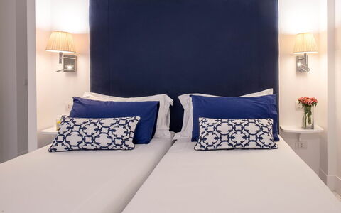Jacaranda House: Bleu, Lit, Chambre, Meubles, Literie, Drap De Lit, Linge, Design Intérieur, Coussin, Throw Pillow