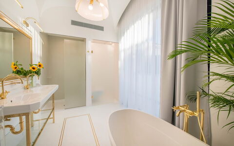 Suite Agave: Luminaire Plomberie, Design Intérieur, Salle De Bains, Plomberie, Robinet, Plafond, Luminaire, Baignoire, Moulage, Évier