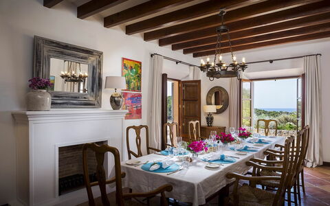 Villa Mallorca: Meubles, Design Intérieur, Table, Salle À Manger, Vaisselle, Chaise, Table Cuisine Et Salle A Manger, Éclairage, Sol, Pièce