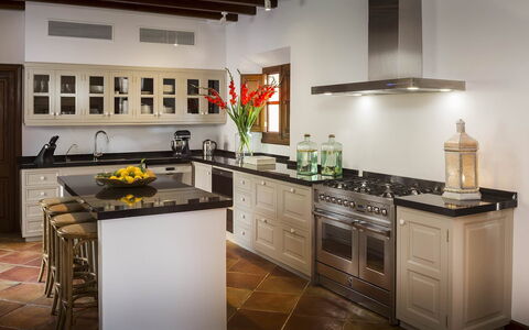 Villa Mallorca: Cuisine, Appareil De Cuisine, Comptoir, Cuisinière, Principaux Appliance, Meubles, Cabinetry, Design Intérieur, Électroménager, Sol
