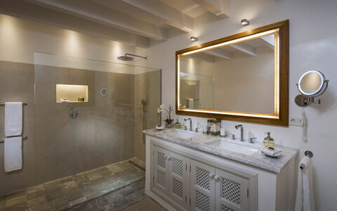 Villa Mallorca: Luminaire Plomberie, Robinet, Design Intérieur, Plafond, Évier, Éclairage, Sol, Plomberie, Salle De Bains, Luminaire