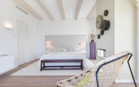 Villa Luce: Meubles, Design Intérieur, Lit, Sol, Sol, Mur, Chambre, Bois, Pièce, Plafond