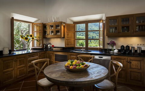 Villa Maggy: Meubles, Design Intérieur, Cuisine, Sol, Cabinetry, Bois, Domicile, Comptoir, Éclairage, Table