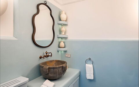 Villa Gem: Bleu, Luminaire Plomberie, Design Intérieur, Salle De Bains, Robinet, Plomberie, Miroir, Domicile, Lavabo, Luminaire