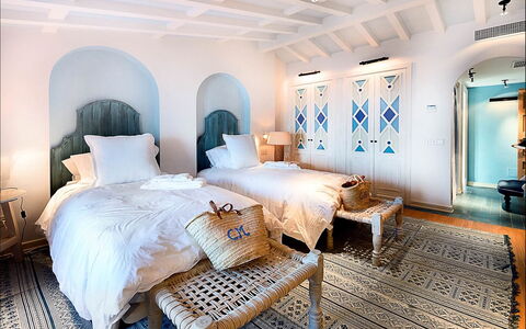 Villa Gem: Meubles, Lit, Chambre, Design Intérieur, Literie, Drap De Lit, Sol, Sol, Plafond, Cadre De Lit