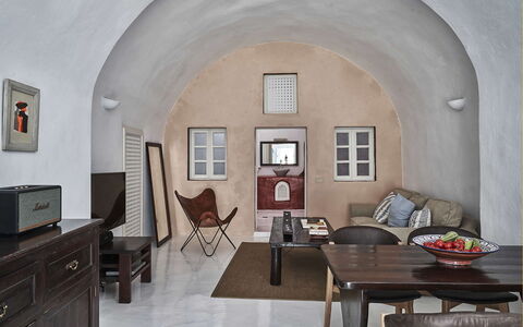 Villa Ivi: Meubles, Sol, Design Intérieur, Sol, Plafond, Appartement, Luminaire, Chaise, Salon, Lampe