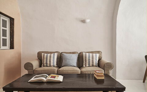 Villa Ivi: Meubles, Design Intérieur, Sol, Sol, Marron, Domicile, Pièce, Salon, Canapé
