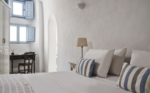 Villa Ivi: Linge, Chambre, Oreiller, Literie, Throw Pillow, Drap De Lit, Lampe, Lit, Hôtel, Cadre De Lit