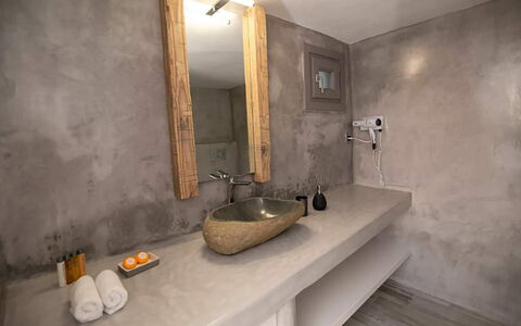 Maison Nira: Sol, Sol, Design Intérieur, Luminaire Plomberie, Plomberie, Évier, Robinet, Salle De Bains, Miroir