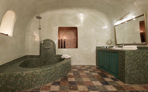 Mandra Suite: Sol, Mur, Luminaire Plomberie, Design Intérieur, Sol, Baignoire, Salle De Bains, Éclairage, Robinet, Plafond
