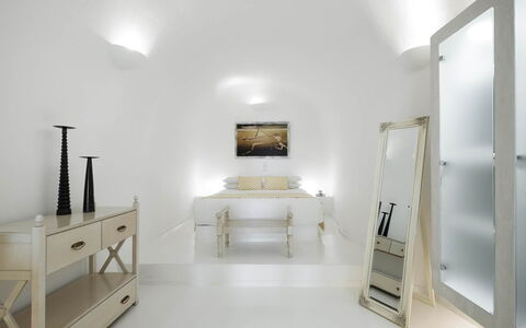 Alegria Suite: Mur, Design Intérieur, Sol, Plafond, Sol, Éclairage, Chambre, Meubles, Lit, Pièce