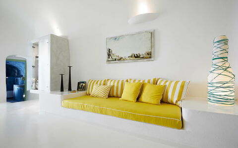 Alegria Suite: Meubles, Design Intérieur, Mur, Canapé, Coussin, Sol, Sol, Throw Pillow, Salon, Pièce