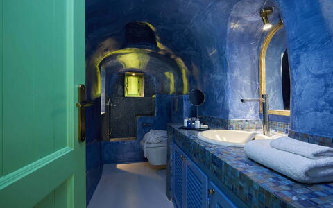 Alegria Suite: Bleu, Éclairage, Luminaire Plomberie, Tuile, Lavabo, Robinet, Voûte, Luminaire, Évier, Salle De Bains