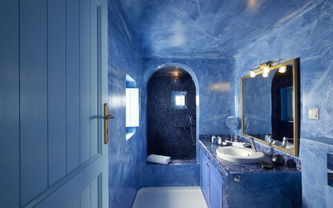 Maison Sivota: Bleu, Luminaire Plomberie, Design Intérieur, Sol, Salle De Bains, Sol, Robinet, Lavabo, Plomberie, Évier