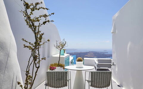 Neli Suite: Meubles, Chaise, Table, Domicile, Appartement, Table Cuisine Et Salle A Manger, Balcon, Table Basse, Mobilier De Jardin, Restaurant