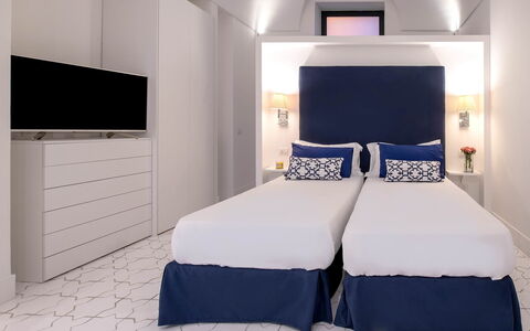 The Ivy Villa: Chambre, Design Intérieur, Appartement, Lit, Drap De Lit, Literie, Cadre De Lit, Linge, Oreiller, Hôtel