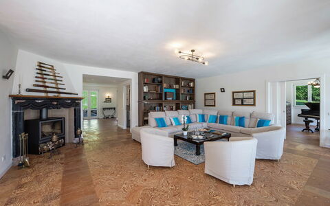 Villa Angela: Meubles, Design Intérieur, Sol, Sol, Canapé, Bois, Plafond, Salon, Pièce, Table