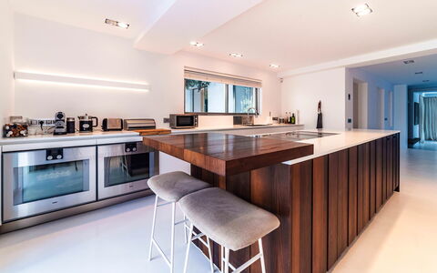 Villa Sound: Design Intérieur, Meubles, Sol, Comptoir, Cuisine, Bois, Plafond, Cabinetry, Luminaire, Appareil De Cuisine