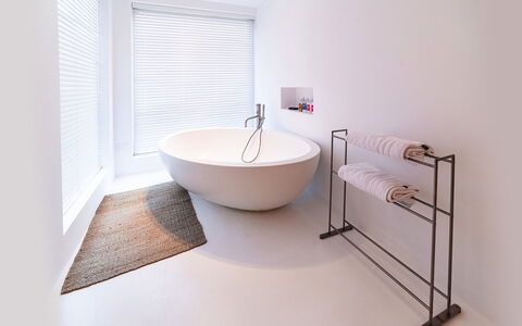 Villa Sound: Design Intérieur, Sol, Baignoire, Sol, Luminaire Plomberie, Salle De Bains, Plomberie, Robinet, Tuile