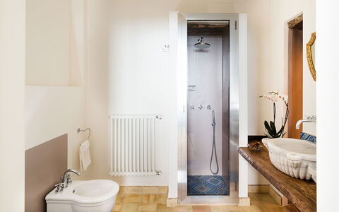 Villa Magical Tower: Salle De Bains, Sol, Luminaire Plomberie, Sol, Mur, Design Intérieur, Bois, Robinet, Plomberie, Tuile