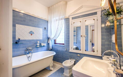 Villa Martina: Bleu, Luminaire Plomberie, Design Intérieur, Sol, Salle De Bains, Sol, Lavabo, Robinet, Baignoire, Plomberie