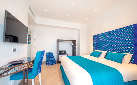 Villa Marina Grande: Bleu, Meubles, Design Intérieur, Recours, Chaise, Linge, Chambre, Hôtel, Throw Pillow, Lit