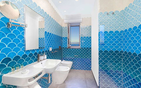 Villa Marina Grande: Bleu, Sol, Design Intérieur, Sol, Tuile, Luminaire Plomberie, Fond D'Écran, Salle De Bains, Mosaïque, Plomberie