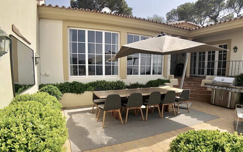 Villa Serrano: Meubles, Mobilier De Jardin, Table, Chaise, Tableau De Plein Air, Ombre, Parapluie, Table Cuisine Et Salle A Manger, Patio, Jardin