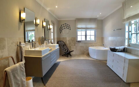 Villa Serrano: Design Intérieur, Sol, Sol, Luminaire Plomberie, Salle De Bains, Meubles, Domicile, Armoire De Toilette, Éclairage, Robinet