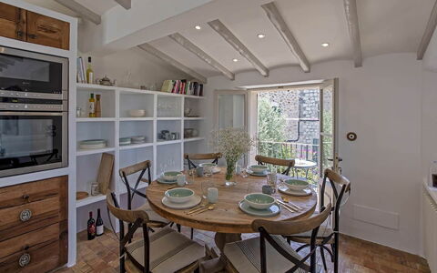 Casa Naomi: Meubles, Design Intérieur, Sol, Chaise, Mur, Salle À Manger, Table, Bois, Plafond, Table Cuisine Et Salle A Manger