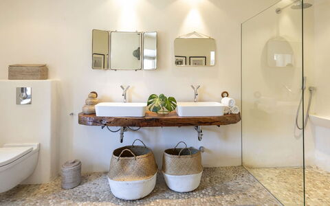 Casa Naomi: Design Intérieur, Luminaire Plomberie, Salle De Bains, Robinet, Plomberie, Sol, Éclairage, Domicile, Évier, Miroir