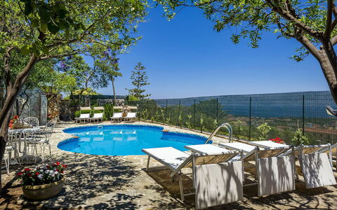 Villa Romy: Bleu, Piscine, Mobilier De Jardin, Meubles, Recours, Chaise, Eco Hôtel, Ombre, Dalle, Balancelle