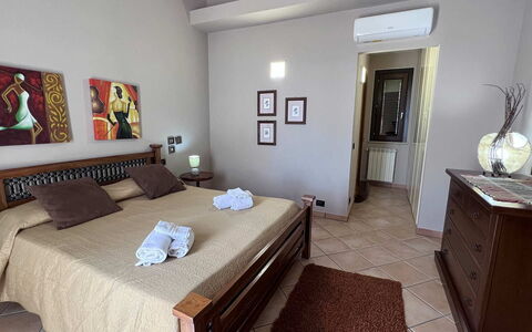 Villa Jamie: Lit, Meubles, Chambre, Design Intérieur, Sol, Sol, Drap De Lit, Literie, Pièce, Plafond