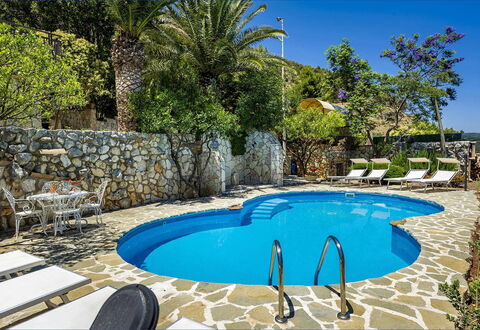 Villa Jamie: Bleu, Piscine, Mobilier De Jardin, Recours, Meubles, Eco Hôtel, Dalle, Ombre, Chaise, Loisir