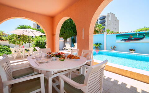 Sandra: Meubles, L'Eau, Table, Bâtiment, Plante, Bleu Azur, Design Intérieur, Architecture, Mobilier De Jardin, Chaise