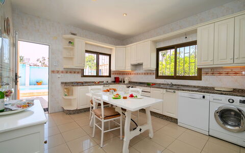 Sandra: Cabinetry, Comptoir, Fenêtre, Evier, Cuisine, Robinet, Évier, Cuisinière, Luminaire Plomberie, Design Intérieur