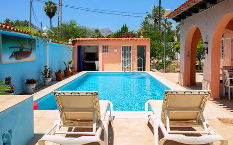 Sandra: L'Eau, Meubles, Plante, Propriété, Ciel, Piscine, Bleu Azur, Bleu, Chaise, Arbre