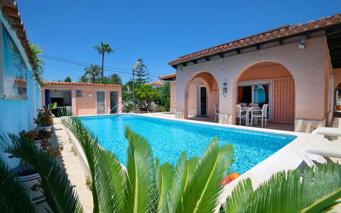 Sandra: L'Eau, Plante, Bâtiment, Propriété, Ciel, Piscine, Bleu, Bleu Azur, Fenêtre, Arecales
