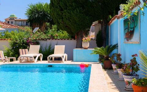 Sandra: L'Eau, Plante, Propriété, Bleu, Piscine, Bleu Azur, Pot De Fleur, Mobilier De Jardin, Chaise, Arbre
