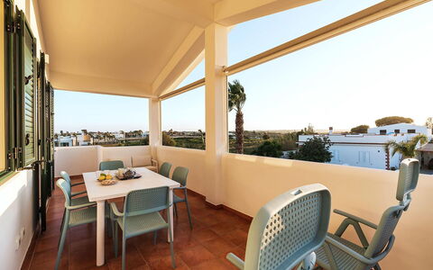 Ninfa: Meubles, Appartement, Sol, Domicile, Chaise, Recours, Ombre, Mobilier De Jardin, Balcon, Table Cuisine Et Salle A Manger