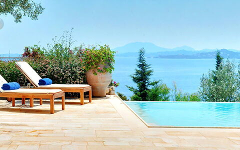 Red Villa: Piscine, Sol, Recours, Mobilier De Jardin, Sol, Ombre, Pot De Fleur, Dalle, Parapluie, Eco Hôtel