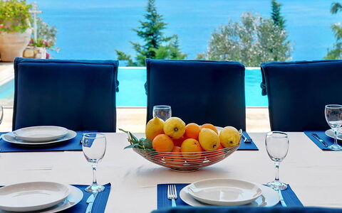 Red Villa: Meubles, Bleu, Vaisselle, Table, Chaise, Serveware, Mer, Design Intérieur, Table Cuisine Et Salle A Manger, Restaurant
