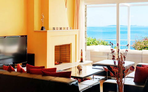 Red Villa: Meubles, Design Intérieur, Orange, Salon, Éclairage, Canapé, Pièce, Table, Sol, Appartement
